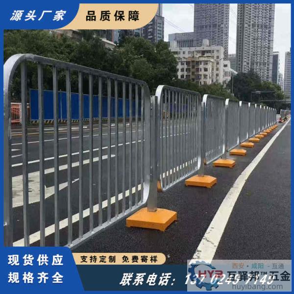 深圳西丽桃园路公路马路人行道护栏 镀锌钢管材质表面静电喷涂 深圳西丽桃园路公路马路人行道护栏 镀锌钢管材质表面静电喷涂