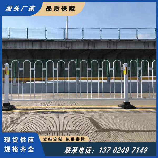 广州白云交通大楼市政道路隔离护栏 停车场防腐蚀围栏 公路中间 广州白云交通大楼市政道路隔离护栏 停车场防腐蚀围栏 公路中间